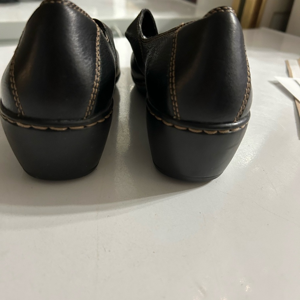 Clark’s bendable Black Leather Mary Jane Shoes with Gold Accents, size 8M - Picture 4 of 10